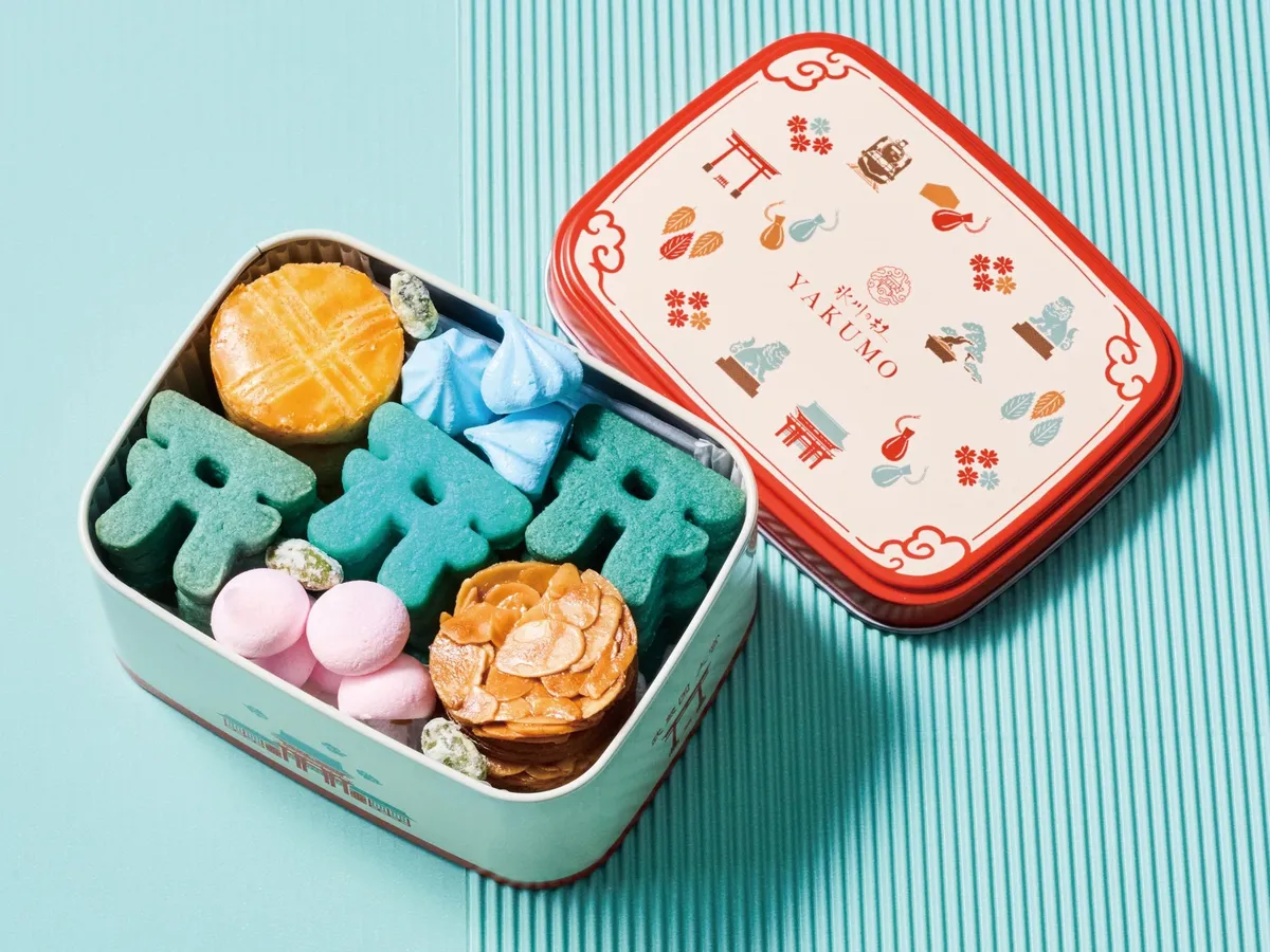 氷川の杜YAKUMOの鳥居型クッキーが入ったチョコミントクッキー缶