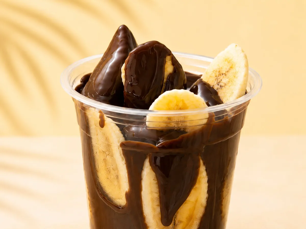カップの中にぎっしりと詰まった完熟バナナのスライスと艶やかなチョコソース
