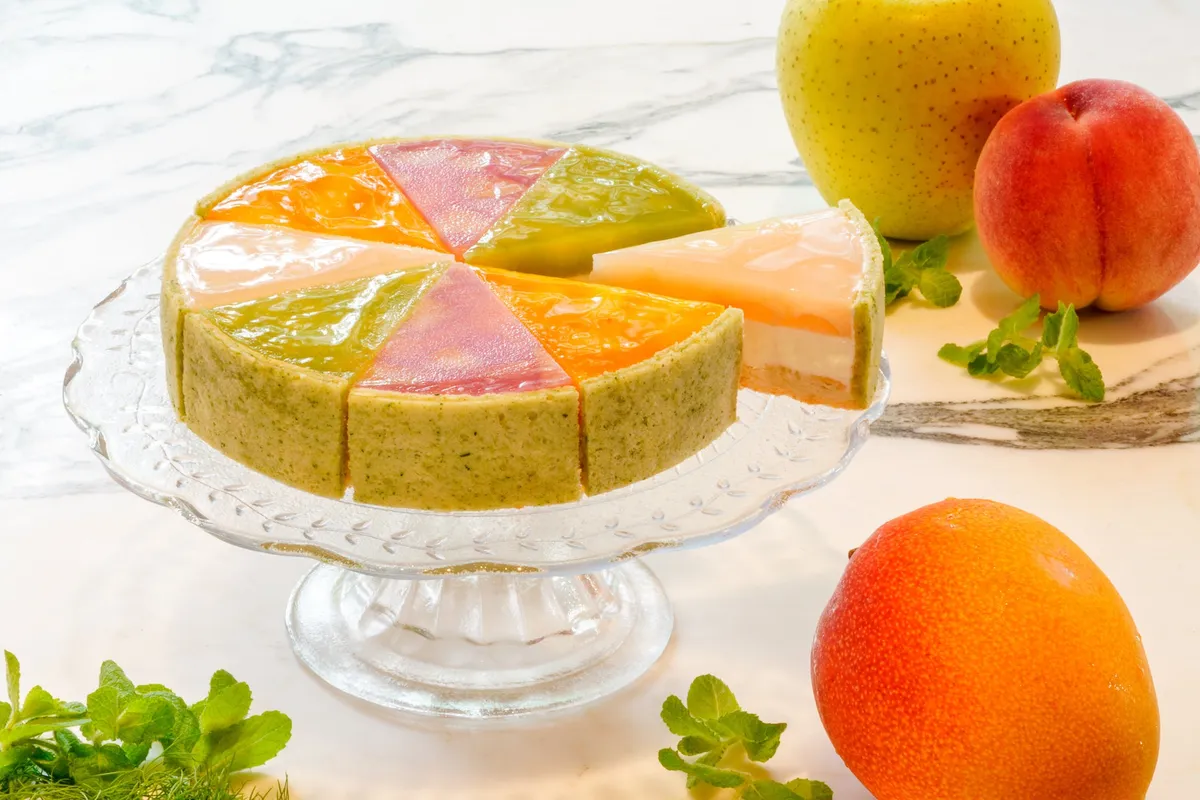 4種の果実とハーブのレアチーズケーキ。色とりどりのフルーツゼリーが美しい一品