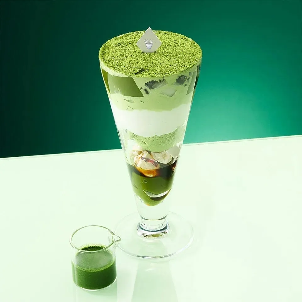 美しい層が重なるプレミアム抹茶パフェ