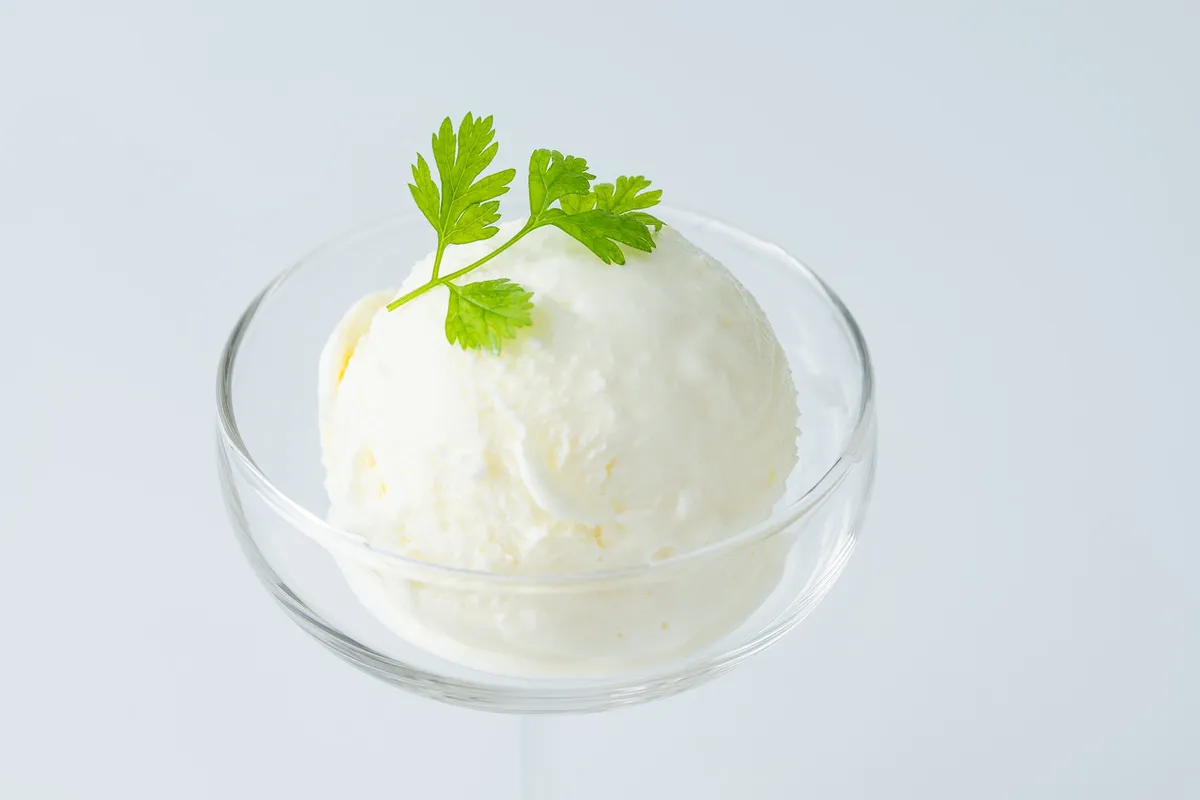 真っ白でなめらかな質感のアイスクリーム