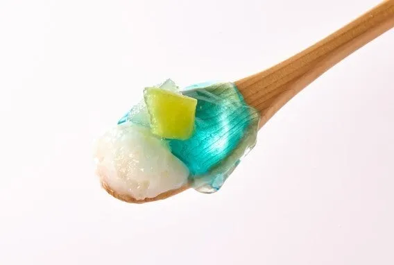 スプーンですくったブルーハワイプリンのぷるぷるな質感
