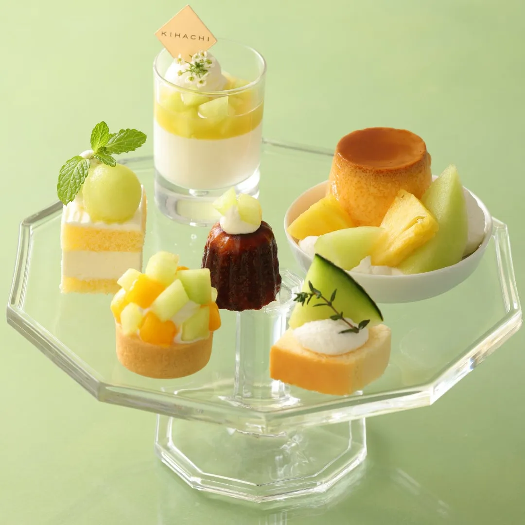 メロンのショートケーキやタルトが並ぶプレート