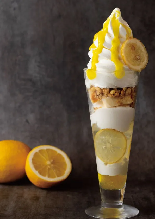 レモンスライスとソフトクリームが重なる華やかなパフェ