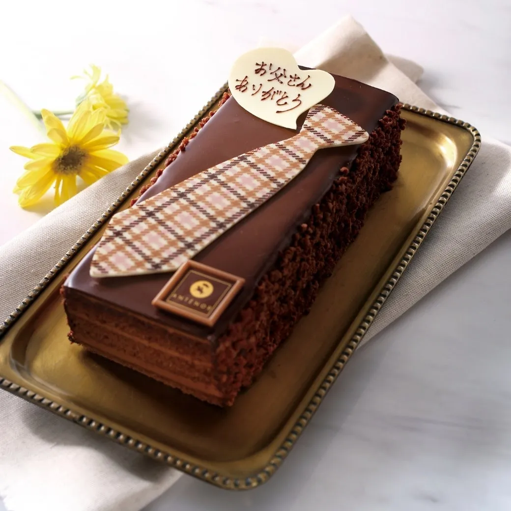 ネクタイチョコが乗ったアンテノールのケーキ