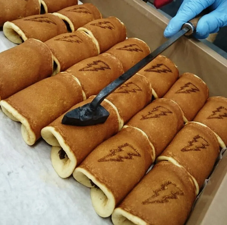 あん巻きにイナズマの焼印を押す様子