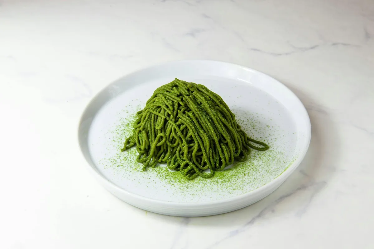 抹茶のモンブラン。繊細に絞り出された抹茶クリームが美しい山のような形をしています。
