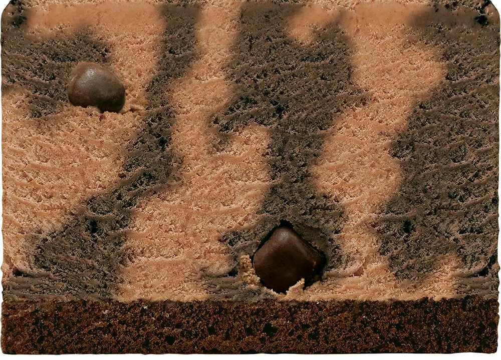 2種のチョコアイスにサクサクのキットカットが混ぜ込まれたケーキの断面図