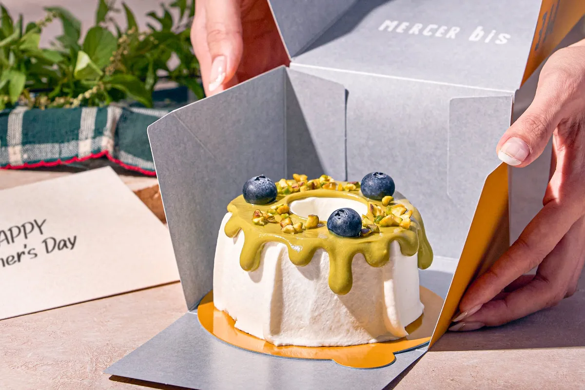 専用のギフトボックスに入ったシフォンケーキ