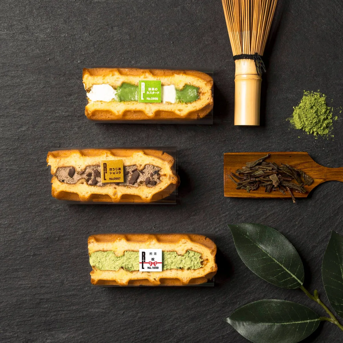抹茶、ほうじ茶、煎茶など日本のお茶が香るワッフルたち