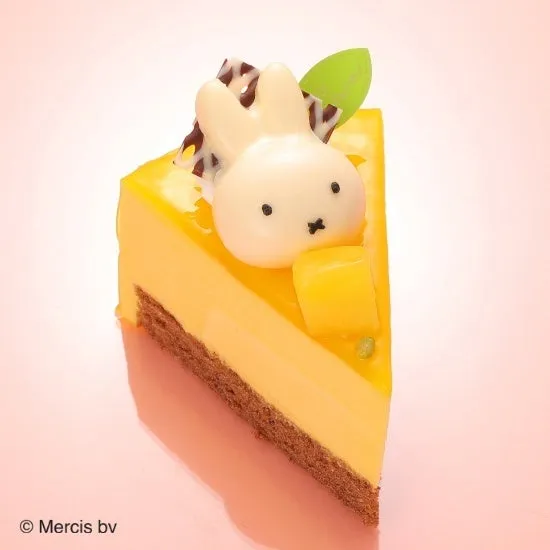 鮮やかな黄色のマンゴーパッションケーキ