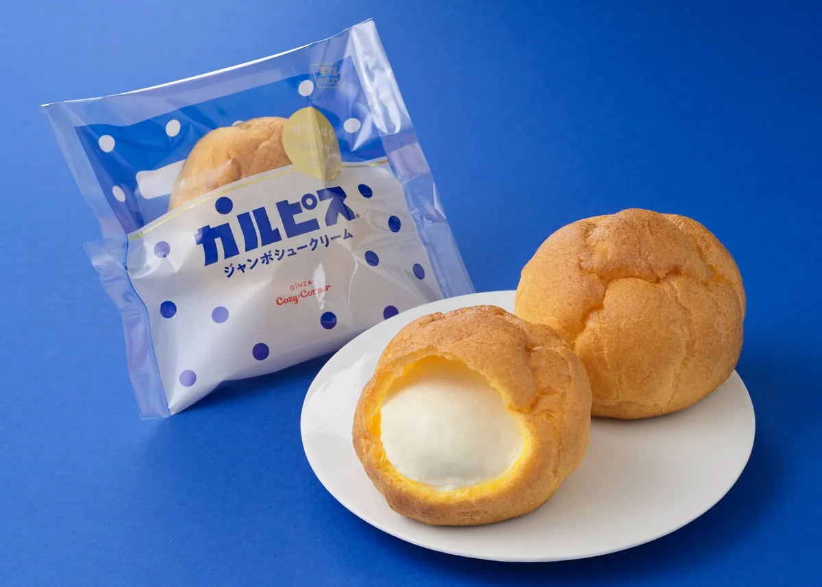 クリームがたっぷり詰まったジャンボシュークリームの断面