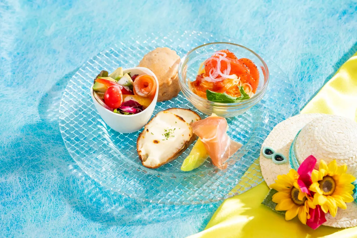 下段のセイボリープレート。冷製パスタやサラダが並ぶ