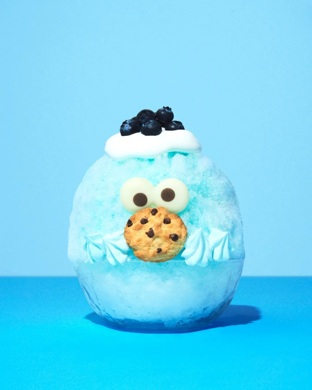 ブルーベリーとクッキーをトッピングしたクッキーモンスター