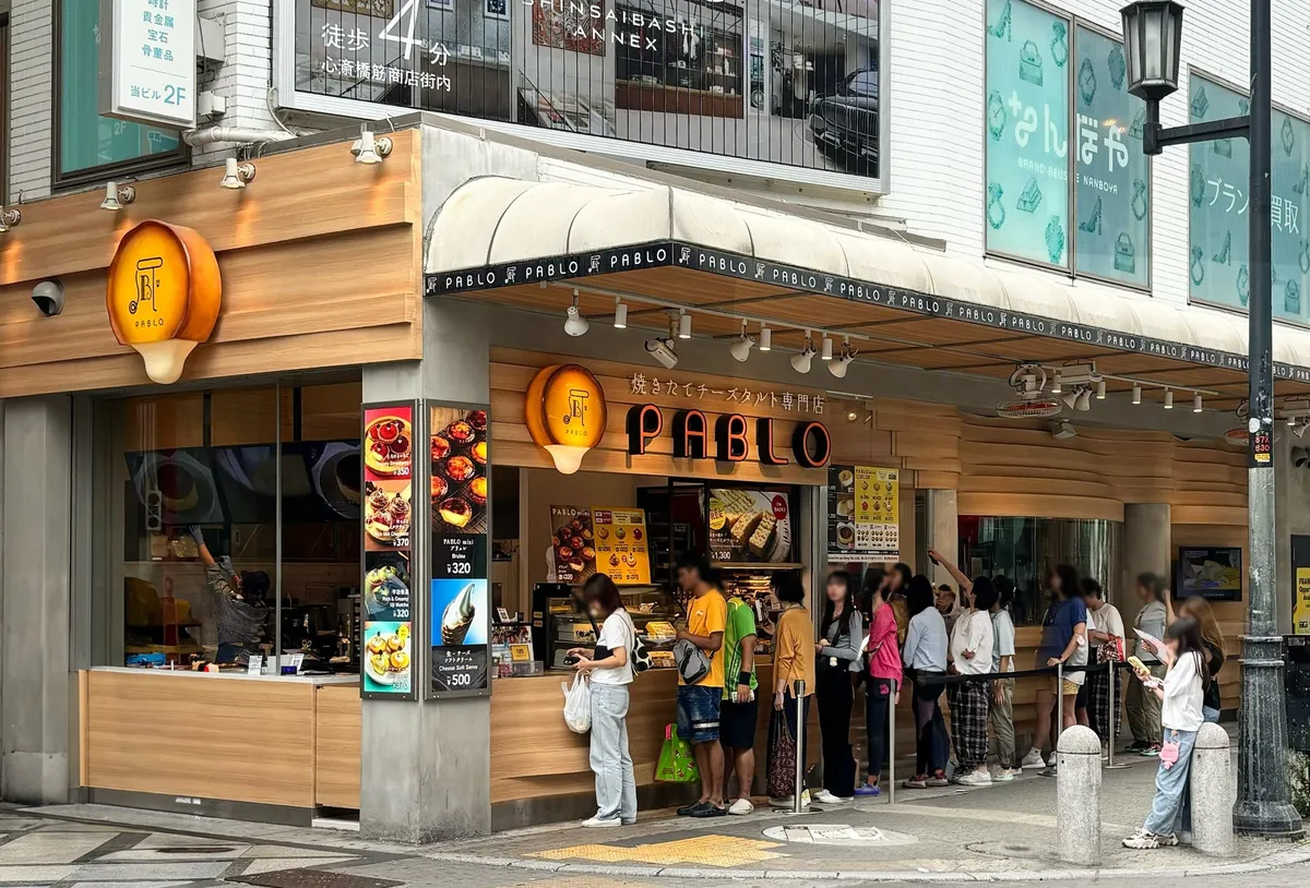 行列ができるパブロ心斎橋本店の外観