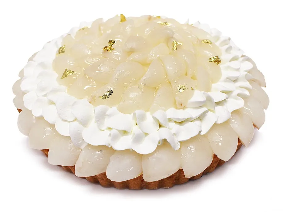 金箔がキラキラと輝く、生ライチを敷き詰めたクリームチーズのケーキ
