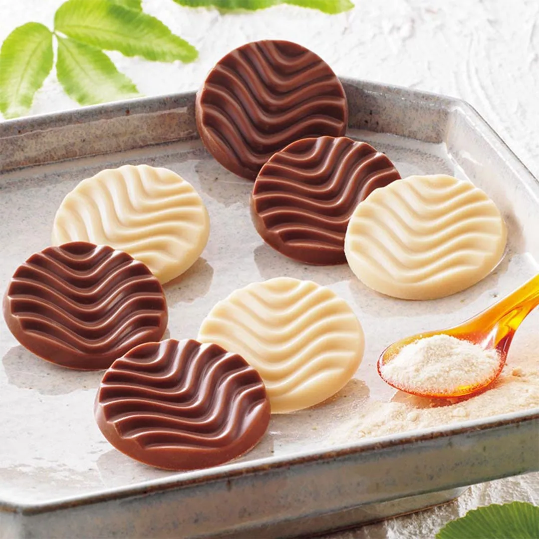 波型のデザインが特徴的な2種類のピュアチョコレート