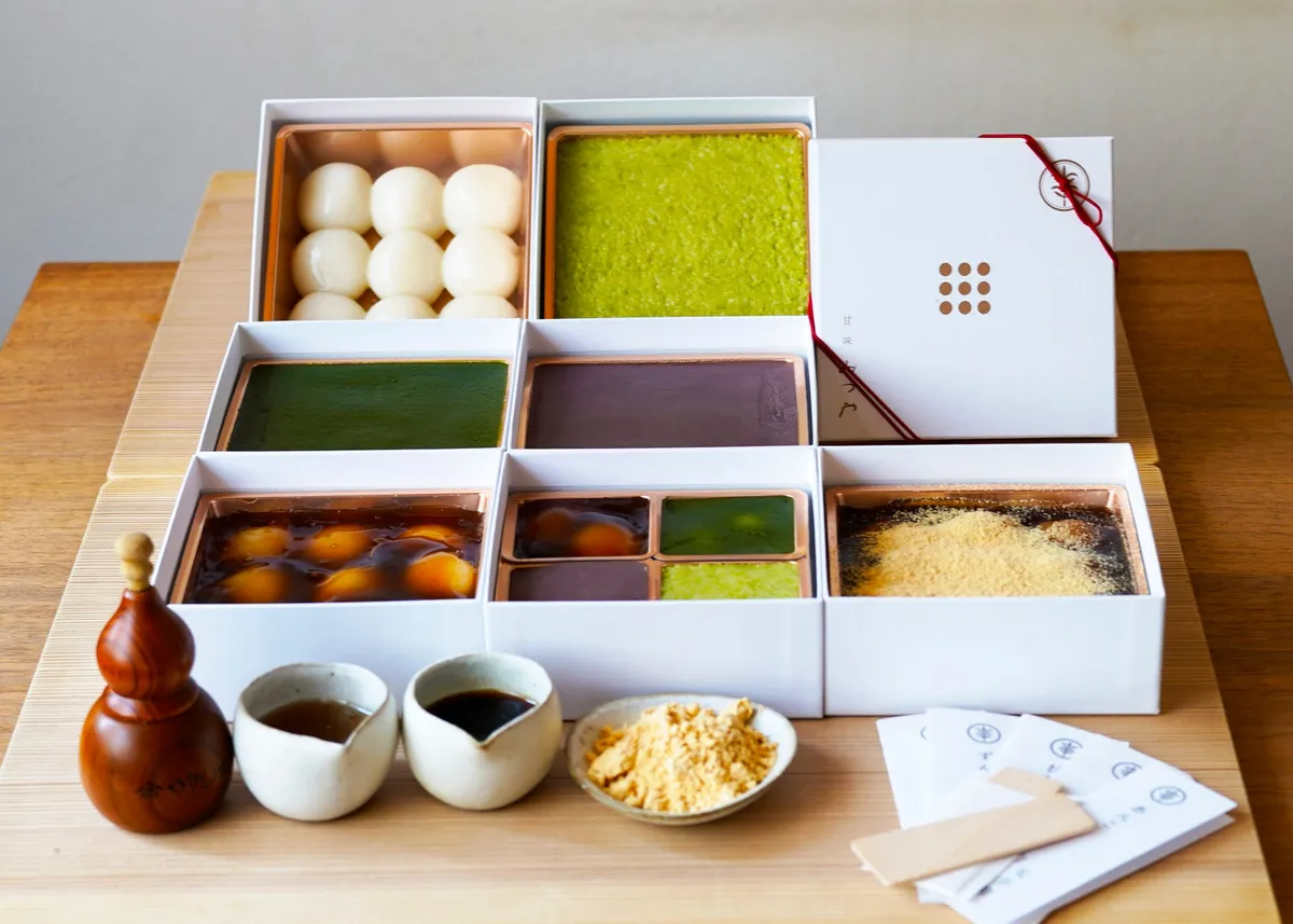 ずらりと並んだ色とりどりの白玉手箱のパッケージと中身