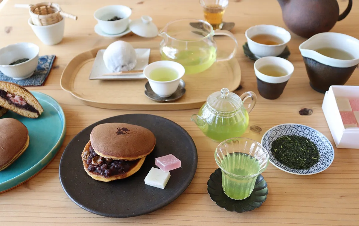 様々な茶器と和菓子が並ぶ温かみのあるテーブル風景