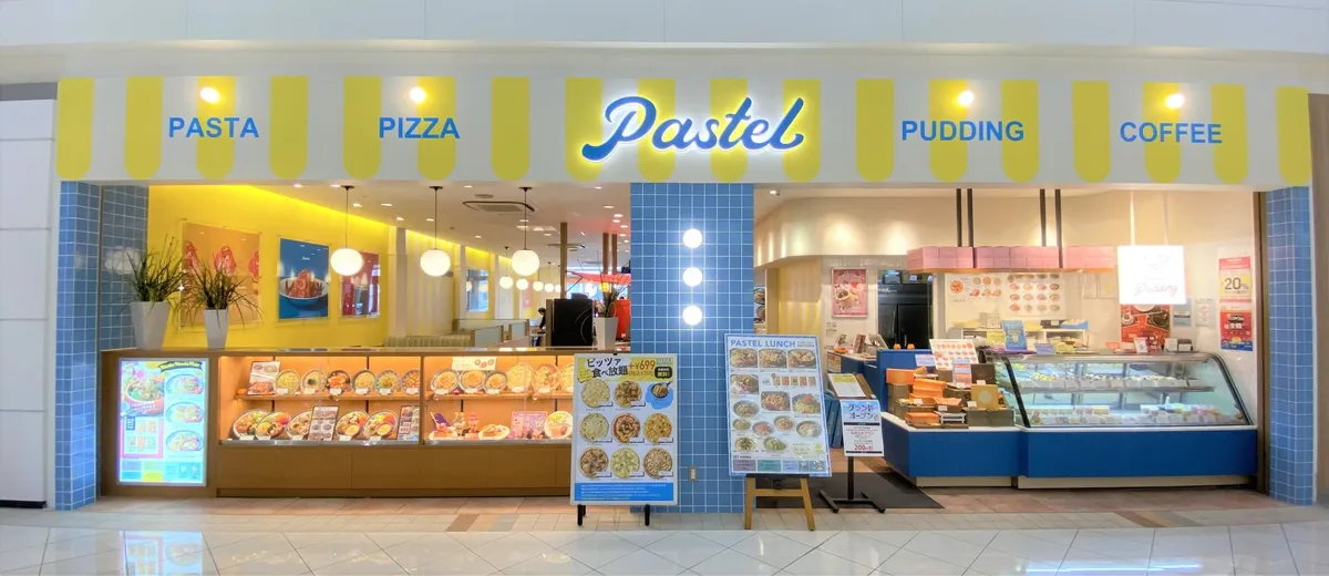 パステルの店舗外観。青いタイルと黄色のストライプの屋根が特徴的な可愛らしいお店です。