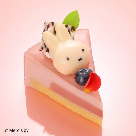 淡いピンク色が可愛いラズベリーピーチケーキ