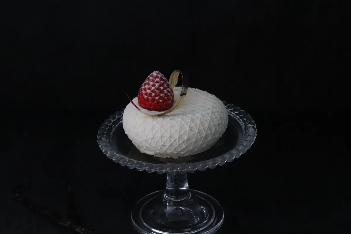 真っ白なクリームに苺が映えるショートケーキ・ヒューモルガン