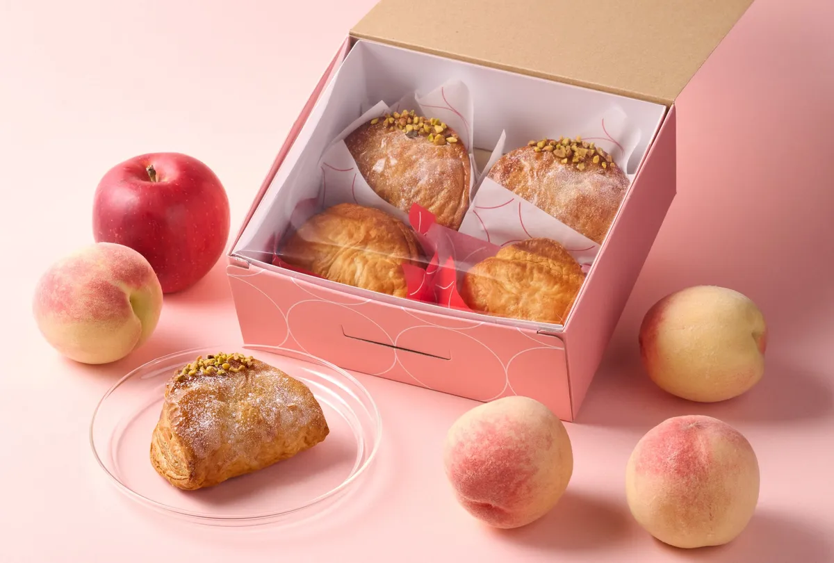 ピンク色のボックスに入ったアップルパイとピーチパイのセット