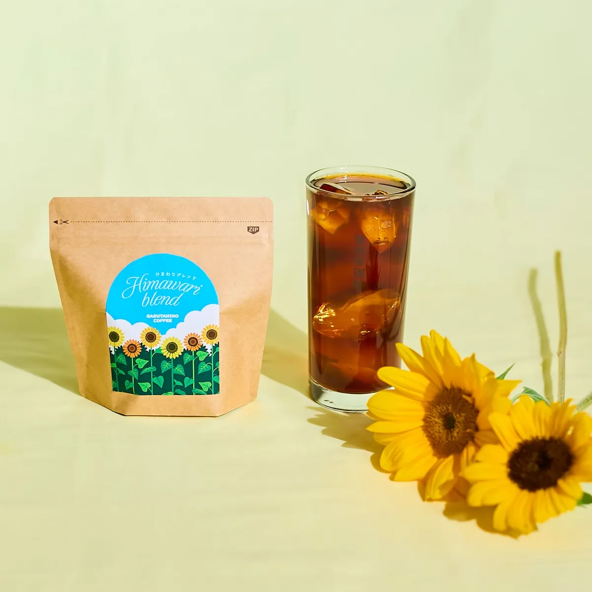 ひまわりブレンドのパッケージと涼しげなアイスコーヒー
