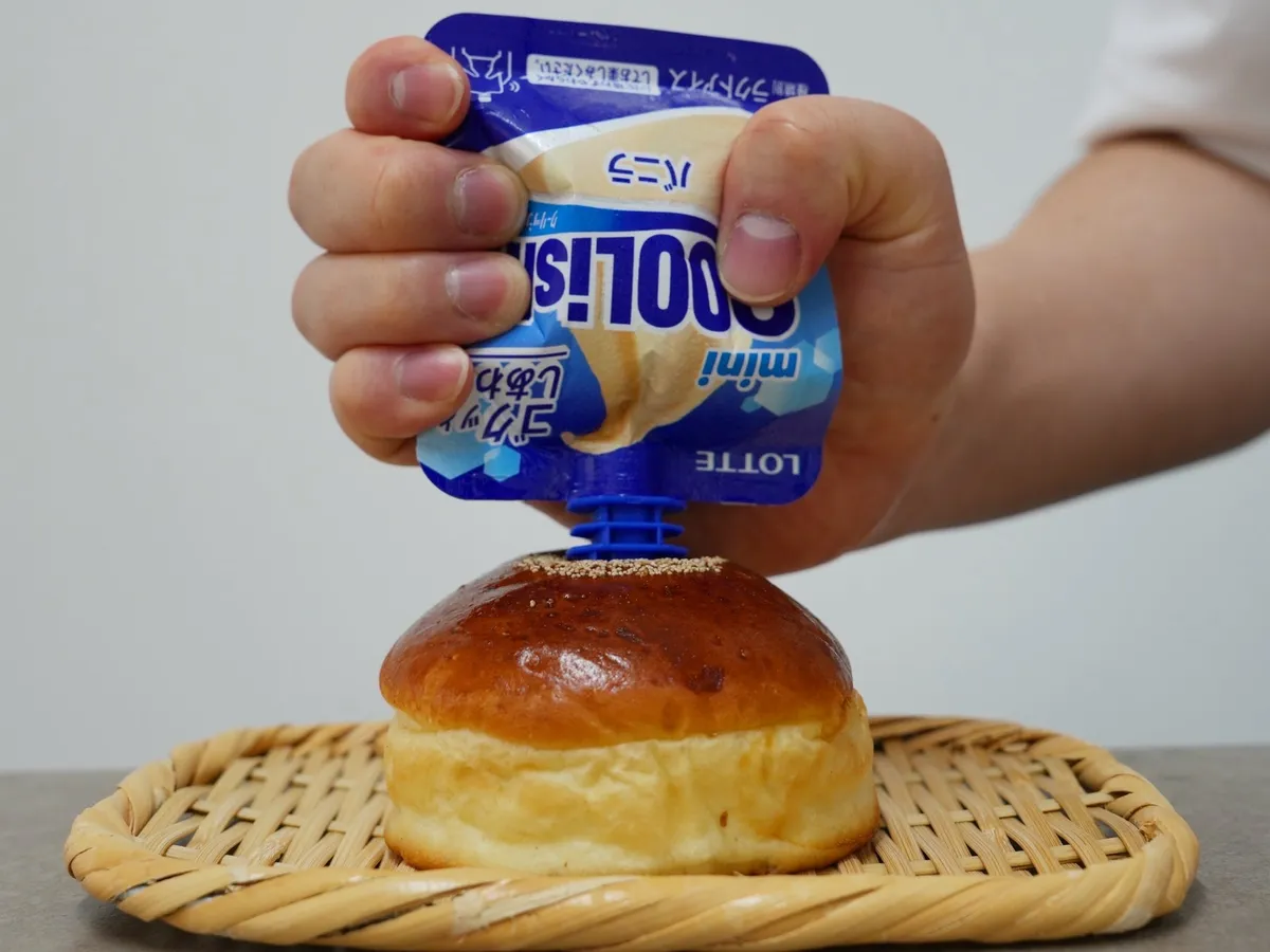 あんぱんの頂上からクーリッシュを注入している様子