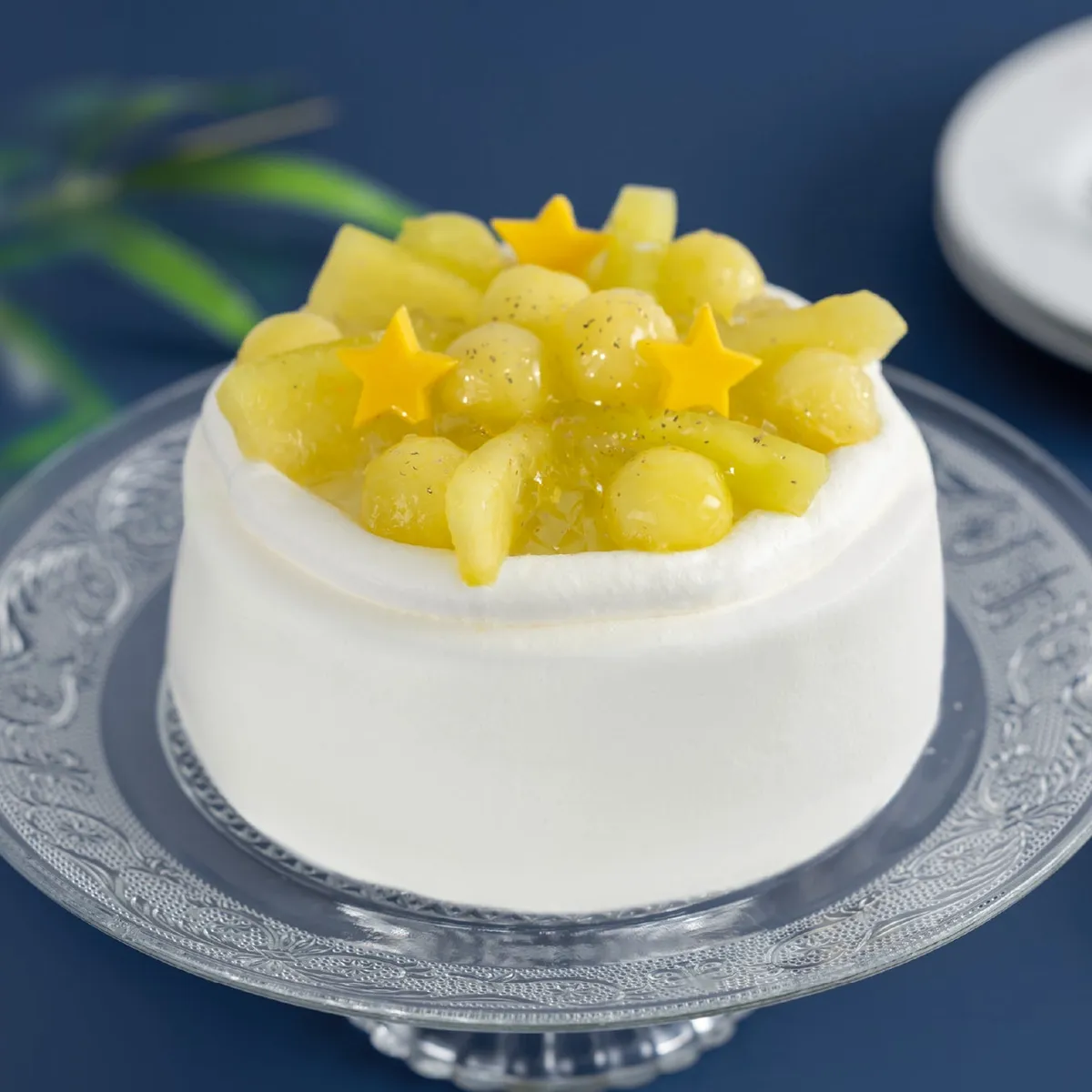星型のチョコレートと丸いメロンがトッピングされた七夕限定のショートケーキ。