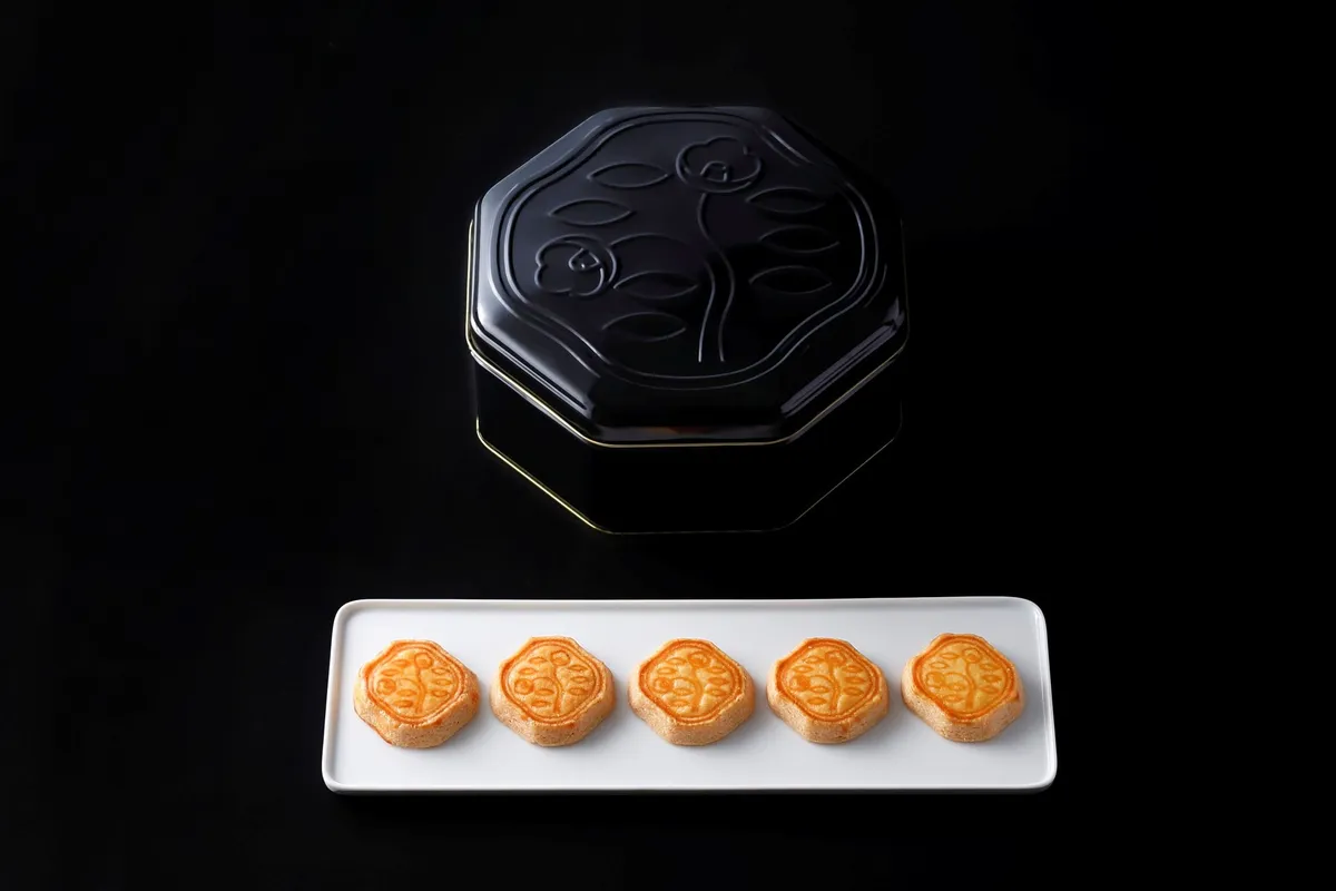 伝統の手焼き花椿ビスケット。高級感のある黒い缶に詰められた逸品