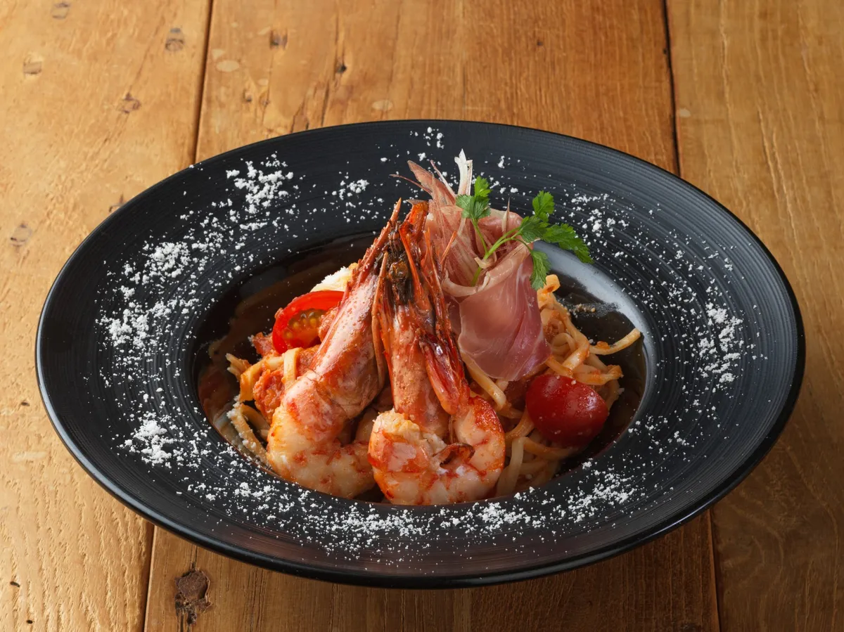 贅沢な海老と蟹の旨味が詰まったトマトパスタ