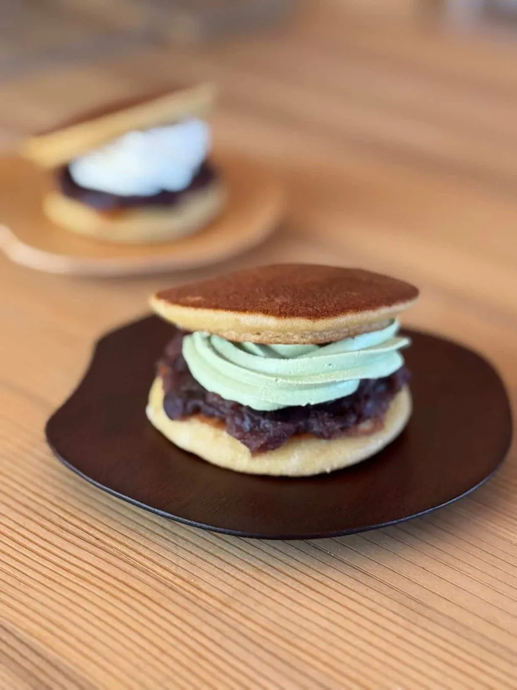 抹茶クリームとあんこがたっぷり挟まったどら焼き