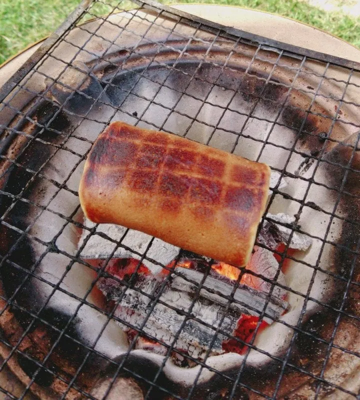こんがりと焼き色がついたあん巻き