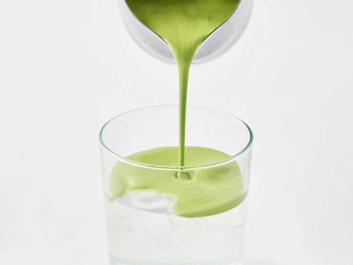 濃厚な抹茶を注ぐ抹茶クラウドの仕上げ