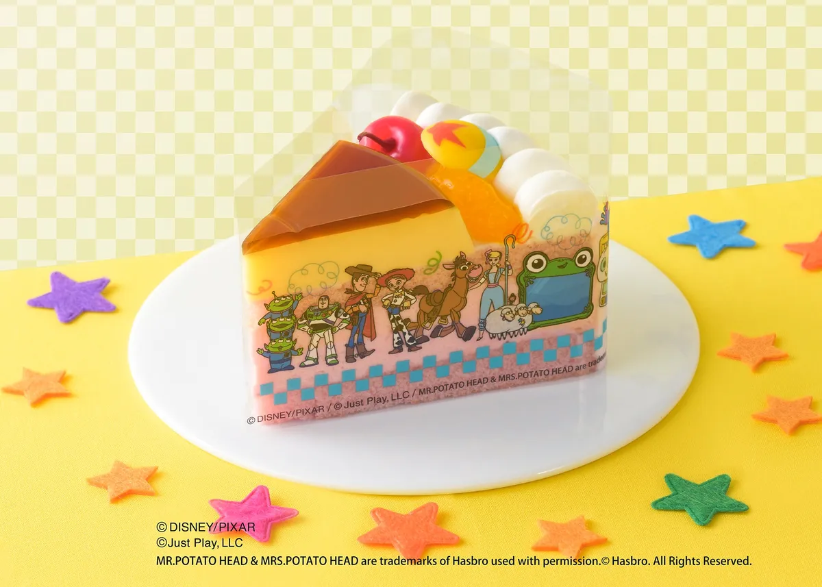 プリンゼリーとフルーツがたっぷり乗ったトイ・ストーリーデザインのケーキ