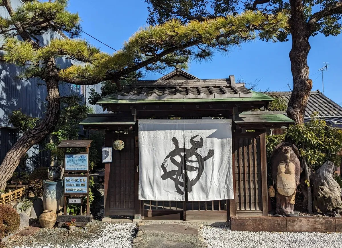 お亀堂の伝統を感じさせる店舗の門構え