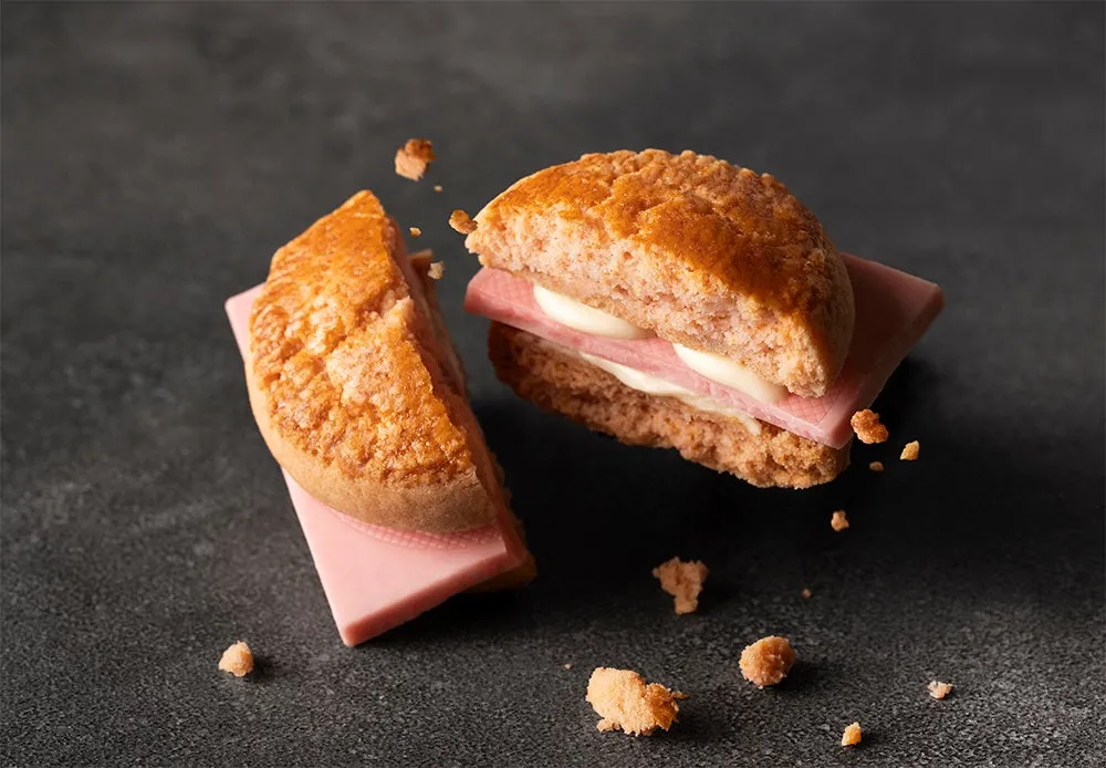 甘酸っぱい苺の香りが広がるストロベリーバーガーの断面