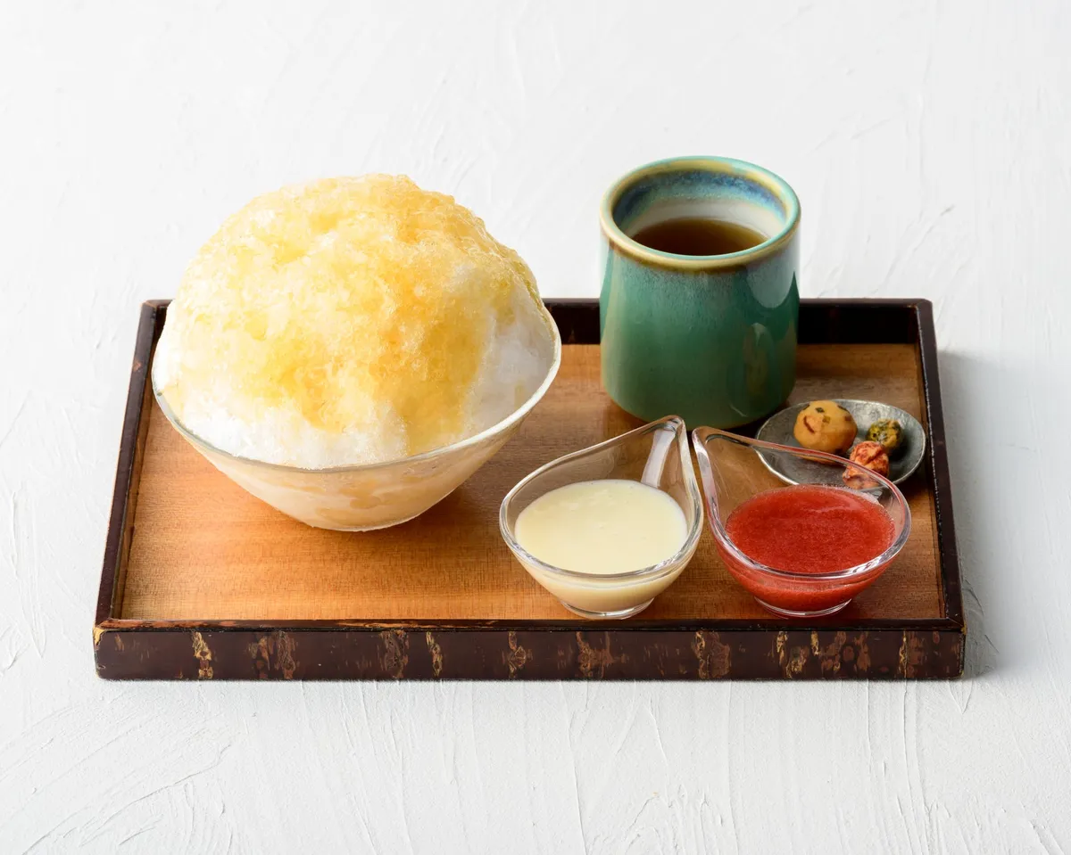ほうじ茶と豆菓子がセットになった「米飴白氷」の提供スタイル