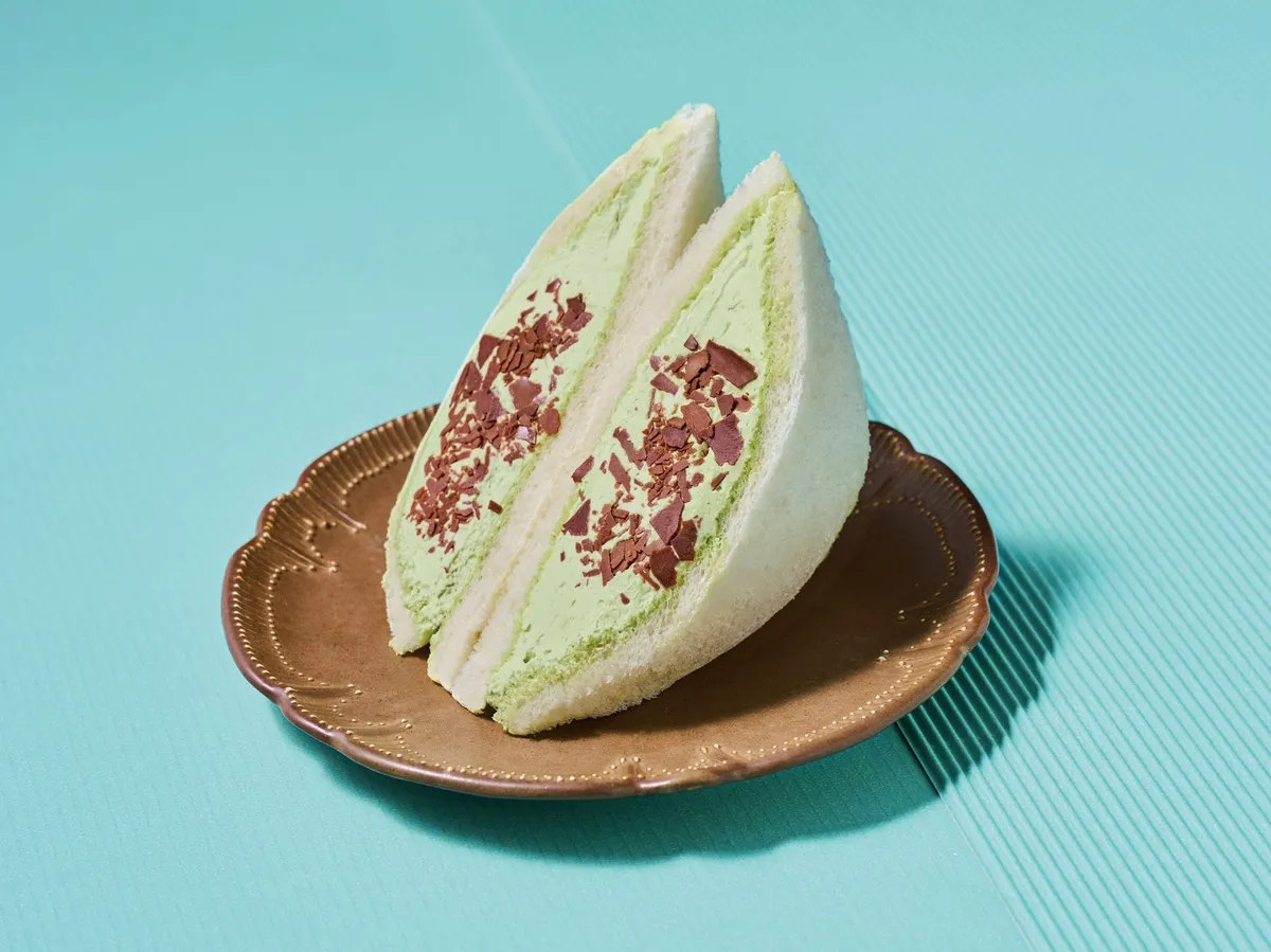 ミントクリームとチョコチップがたっぷり挟まった断面の美しいサンドイッチ