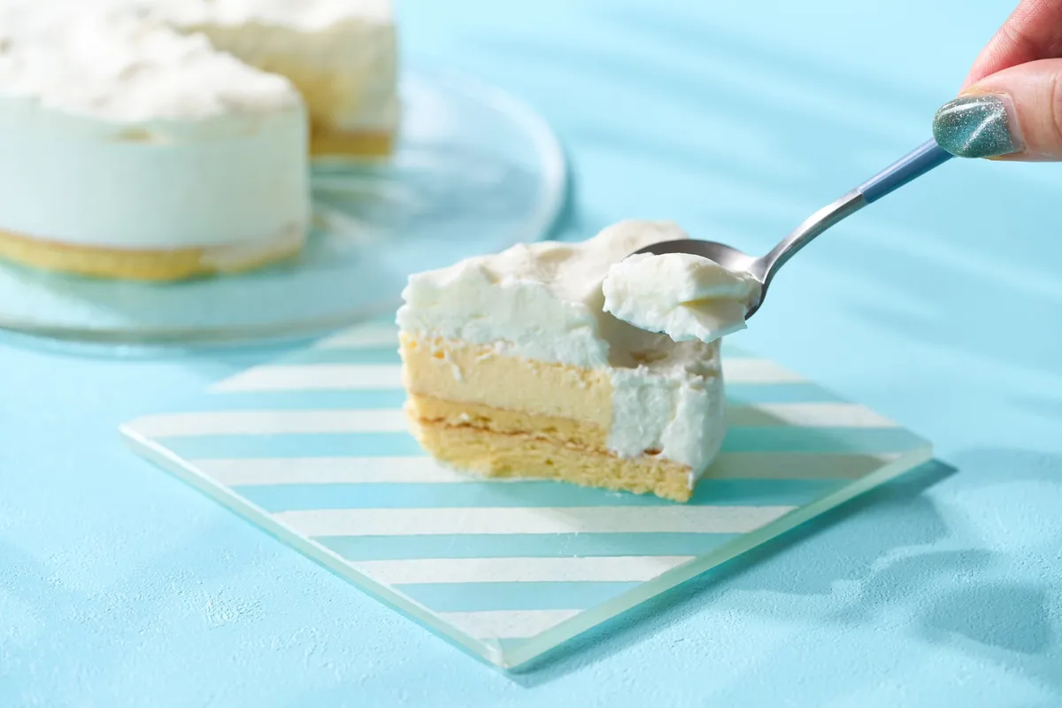 スプーンでひと口すくった、とろけるような質感のミルクケーキ