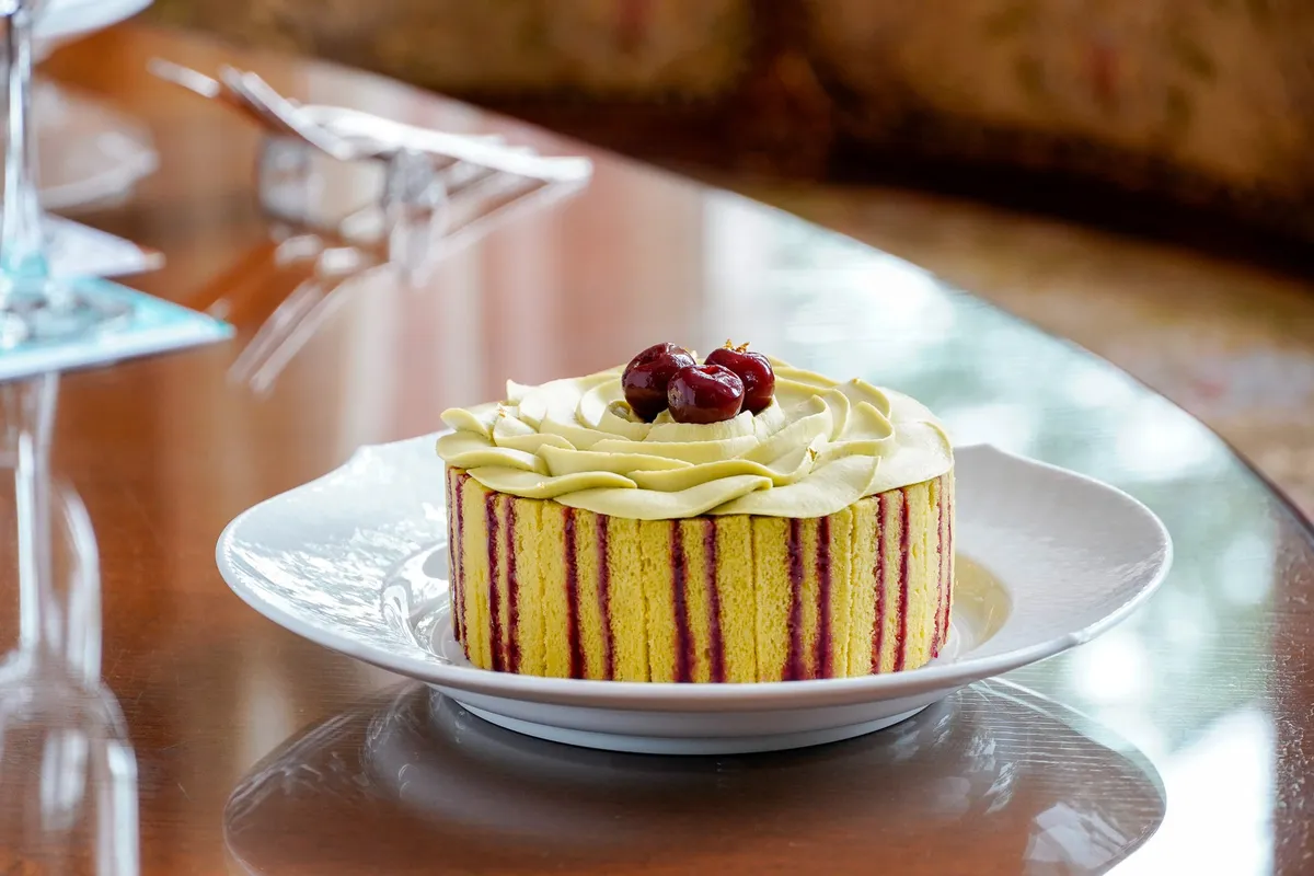 ピスタチオとチェリーのガトー。ピスタチオクリームがバラのように絞られたケーキ