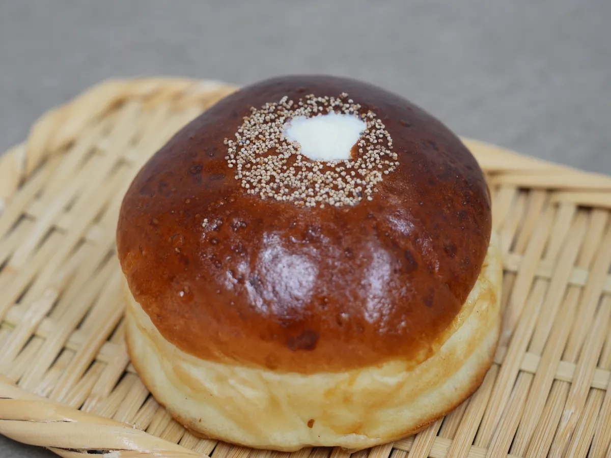 注入口から真っ白なバニラアイスがのぞくあんぱんの天面