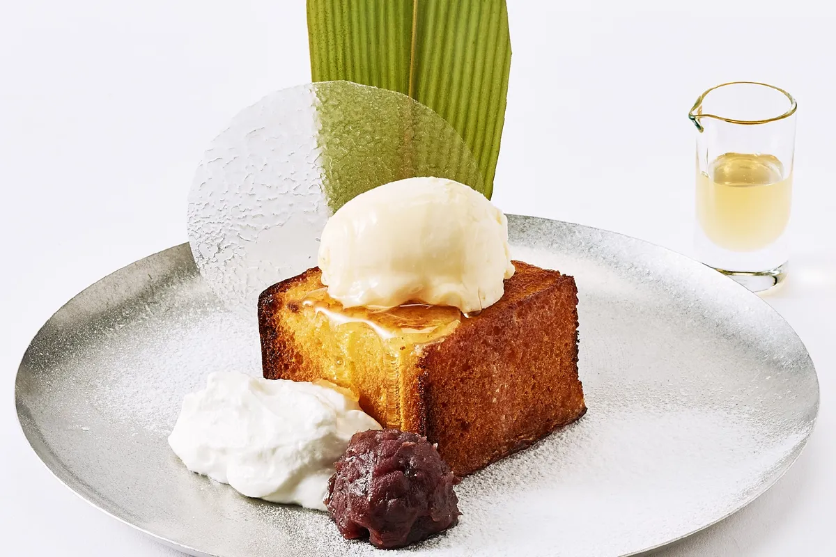 あつあつのカステラにアイスを添えた一皿