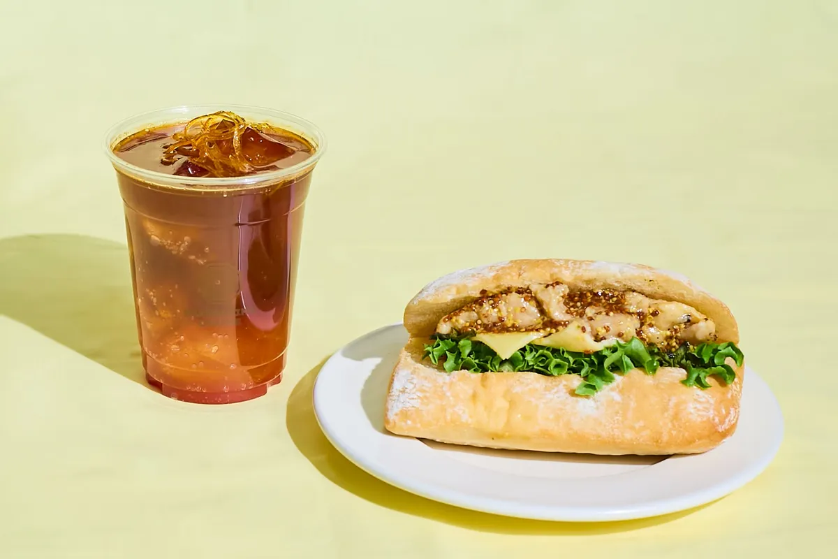 ビターオレンジアメリカーノとハニーマスタードチキンサンドイッチ