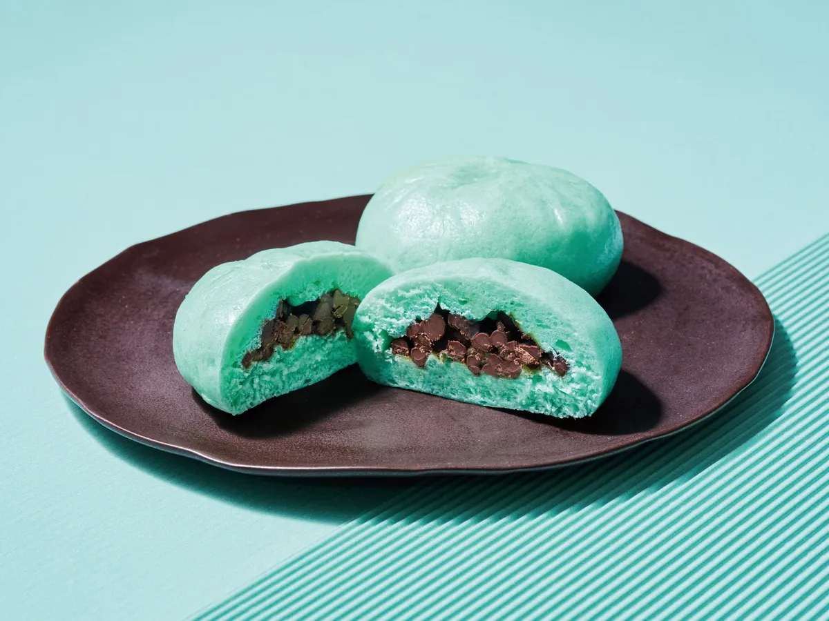 鮮やかなミント色の生地からチョコが溢れ出すチョコミントまん