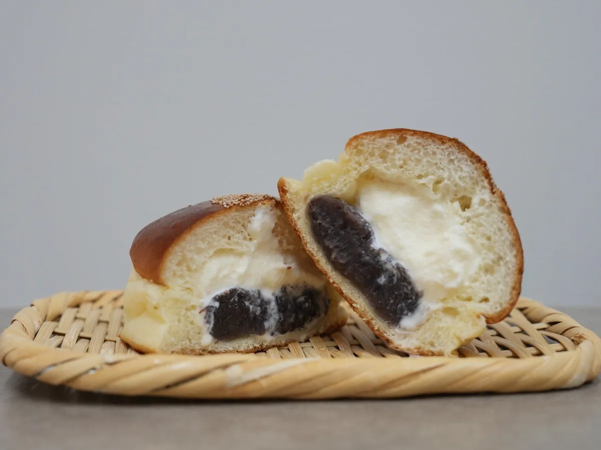 たっぷりのアイスとつぶあんが詰まったあんぱんの断面