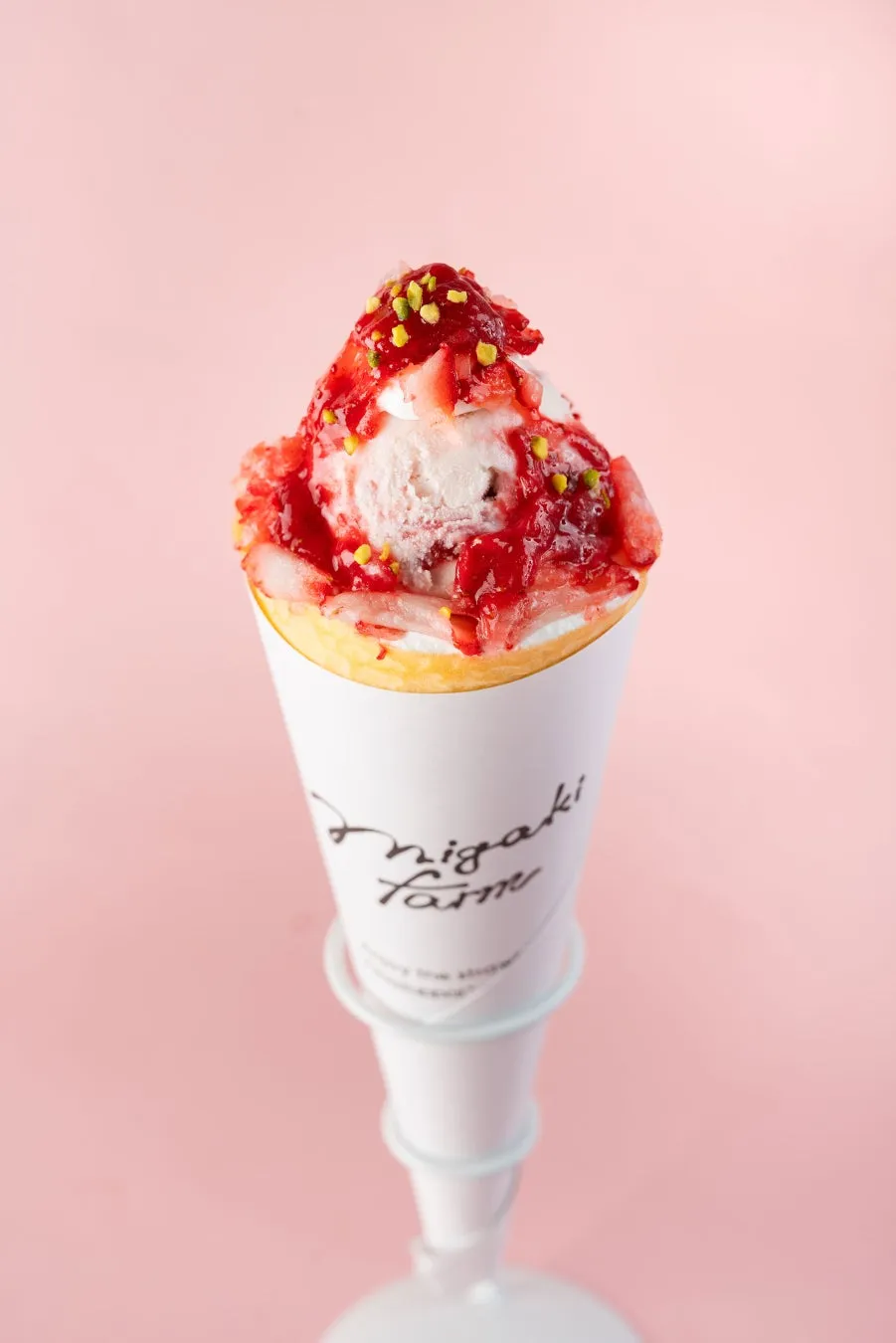 ピスタチオがアクセントになった、夏の思い出いちごミルクジェラートクレープ