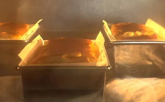 オーブンの中でこんがりと焼き上がるバスチー