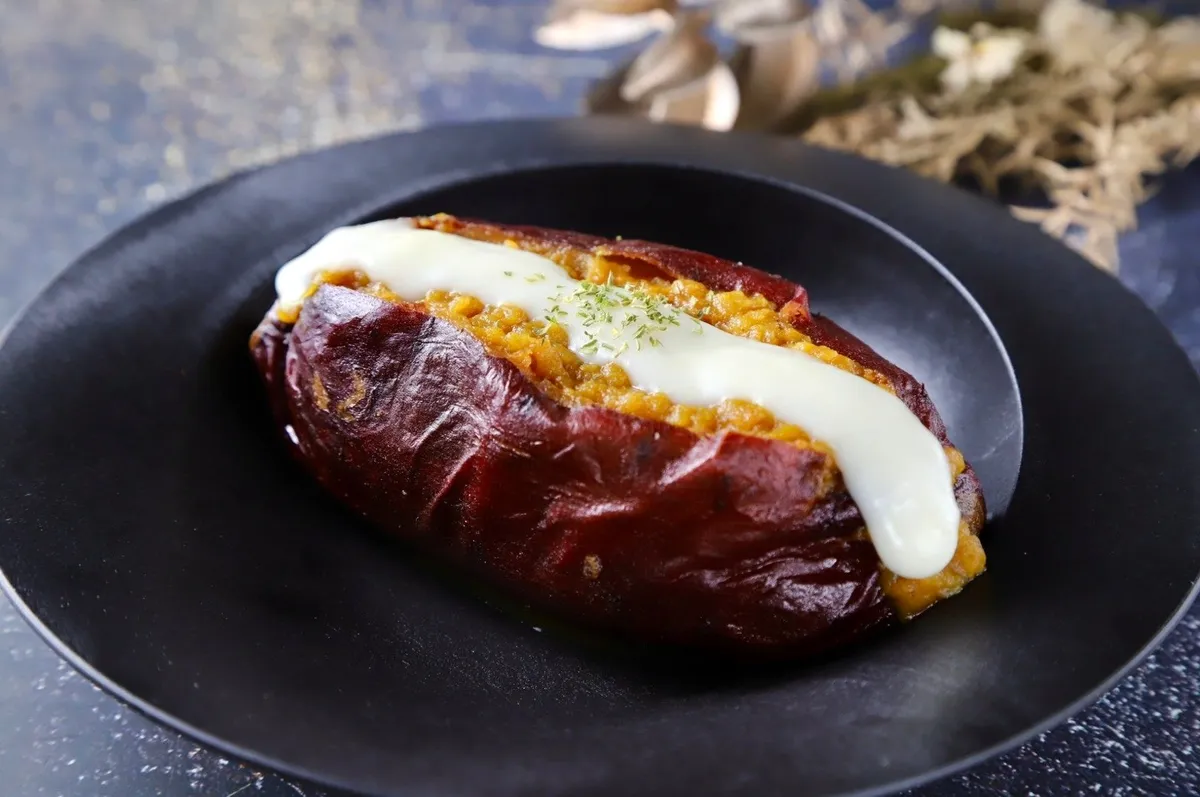 とろけるチーズがのった熱々の焼き芋